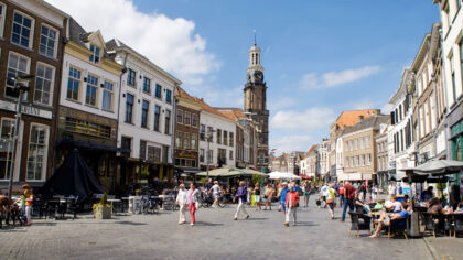 Dagje uit in Zutphen op de Houtmarkt met Wijnhuistoren.