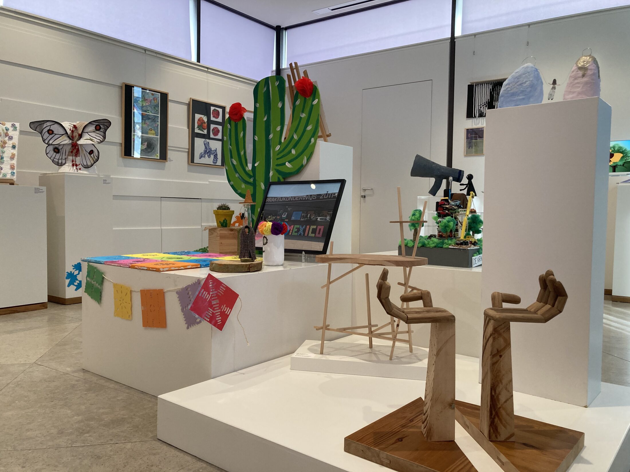 zaalfoto met kunstwerken tijdens Eind Goed 2025