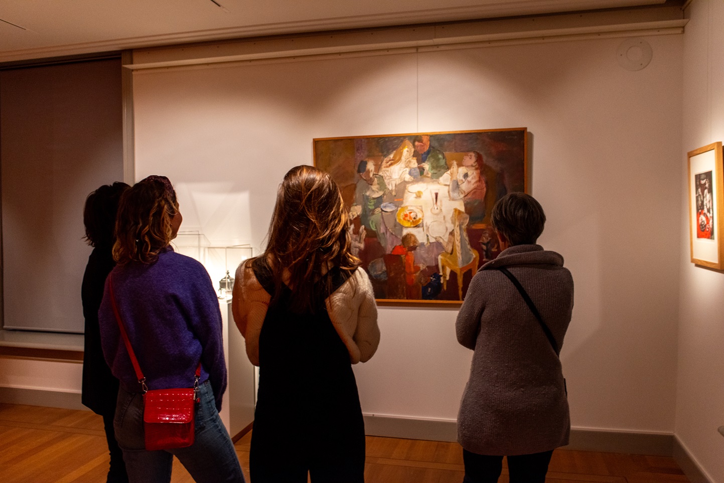 Bezoekers in de museumzaal