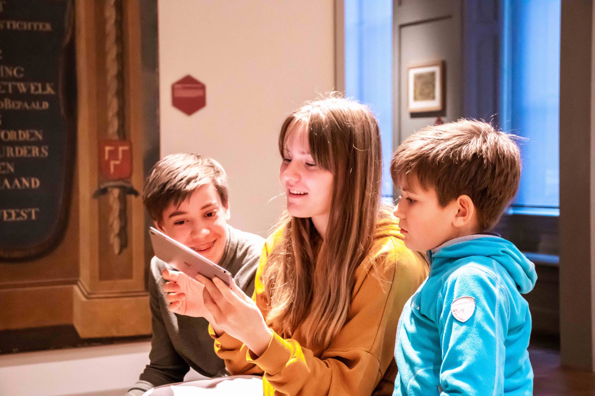 Kinderen spelen een tablet game in het museum